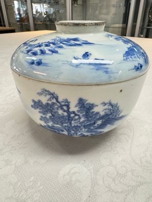 A pair of Chinese blue and white 'Bleu de Hue' covered bowls with landscape design, Phong Vu Quy Chu 風雨歸舟 marks, 19th C. — photo 3