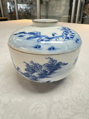 A pair of Chinese blue and white 'Bleu de Hue' covered bowls with landscape design, Phong Vu Quy Chu 風雨歸舟 marks, 19th C. — photo 4