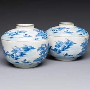 A pair of Chinese blue and white 'Bleu de Hue' covered bowls with landscape design, Phong Vu Quy Chu 風雨歸舟 marks, 19th C. — photo 1