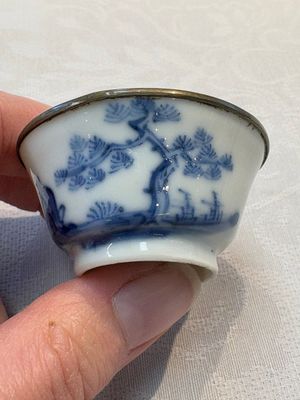 A pair of Chinese blue and white 'Bleu de Hue' cups with calligraphy for the Vietnamese market, 19th C. — foto 2