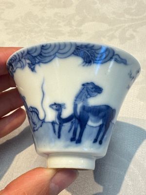 A pair of Chinese blue and white 'Bleu de Hue' cups with zodiac animals, Noi Phu 內府 mark, 19th C. — foto 12