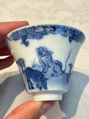 A pair of Chinese blue and white 'Bleu de Hue' cups with zodiac animals, Noi Phu 內府 mark, 19th C. — foto 13