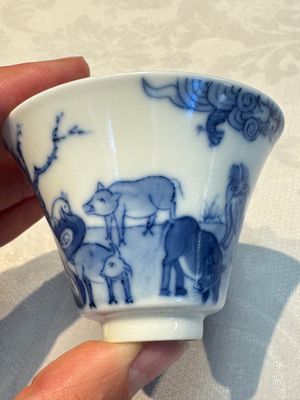 A pair of Chinese blue and white 'Bleu de Hue' cups with zodiac animals, Noi Phu 內府 mark, 19th C. — foto 14