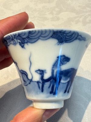 A pair of Chinese blue and white 'Bleu de Hue' cups with zodiac animals, Noi Phu 內府 mark, 19th C. — foto 17