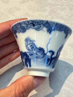 A pair of Chinese blue and white 'Bleu de Hue' cups with zodiac animals, Noi Phu 內府 mark, 19th C. — foto 2