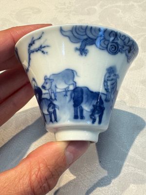 A pair of Chinese blue and white 'Bleu de Hue' cups with zodiac animals, Noi Phu 內府 mark, 19th C. — foto 3