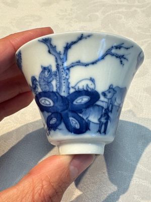 A pair of Chinese blue and white 'Bleu de Hue' cups with zodiac animals, Noi Phu 內府 mark, 19th C. — foto 4