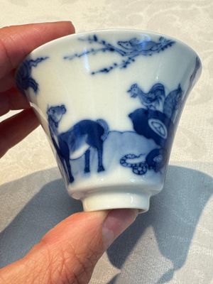 A pair of Chinese blue and white 'Bleu de Hue' cups with zodiac animals, Noi Phu 內府 mark, 19th C. — foto 5