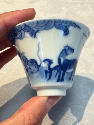 A pair of Chinese blue and white 'Bleu de Hue' cups with zodiac animals, Noi Phu 內府 mark, 19th C. — foto 6