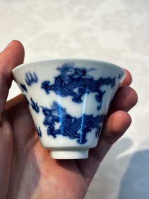 A pair of Chinese blue and white 'Bleu de Hue' 'Dragon' cups, Nhuoc Tham Tran Tang 若深珍藏 mark, 19th C. — photo 18