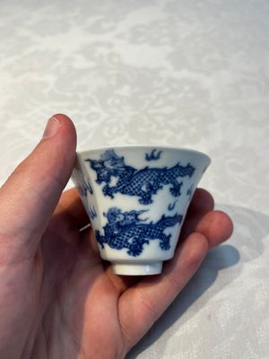 A pair of Chinese blue and white 'Bleu de Hue' 'Dragon' cups, Nhuoc Tham Tran Tang 若深珍藏 mark, 19th C. — photo 2