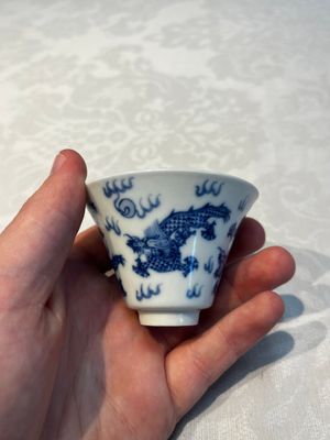 A pair of Chinese blue and white 'Bleu de Hue' 'Dragon' cups, Nhuoc Tham Tran Tang 若深珍藏 mark, 19th C. — photo 3