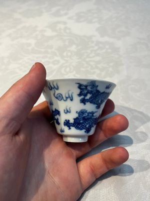 A pair of Chinese blue and white 'Bleu de Hue' 'Dragon' cups, Nhuoc Tham Tran Tang 若深珍藏 mark, 19th C. — photo 5
