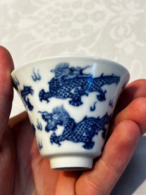 A pair of Chinese blue and white 'Bleu de Hue' 'Dragon' cups, Nhuoc Tham Tran Tang 若深珍藏 mark, 19th C. — photo 9