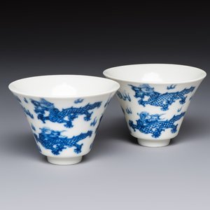 A pair of Chinese blue and white 'Bleu de Hue' 'Dragon' cups, Nhuoc Tham Tran Tang 若深珍藏 mark, 19th C. — photo 1