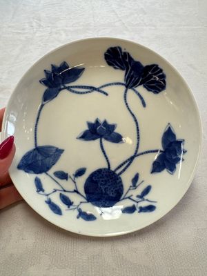 A pair of Chinese blue and white 'Bleu de Hue' plates with lotus design, Phi Khanh An Duong 慶恩堂費 mark, 19th C. — photo 14
