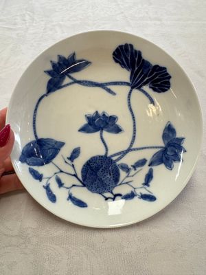 A pair of Chinese blue and white 'Bleu de Hue' plates with lotus design, Phi Khanh An Duong 慶恩堂費 mark, 19th C. — photo 2