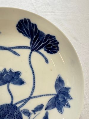 A pair of Chinese blue and white 'Bleu de Hue' plates with lotus design, Phi Khanh An Duong 慶恩堂費 mark, 19th C. — photo 5