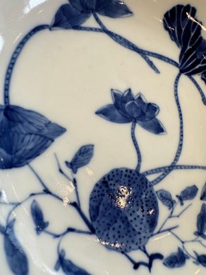 A pair of Chinese blue and white 'Bleu de Hue' plates with lotus design, Phi Khanh An Duong 慶恩堂費 mark, 19th C. — photo 7