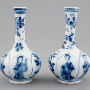 A pair of Chinese blue and white bottle shaped vases with long Elizas, Kangxi — 照片 1