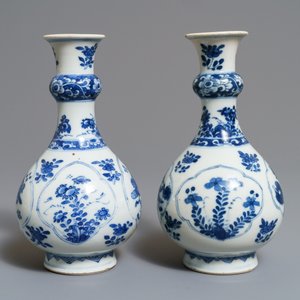 A pair of Chinese blue and white bottle vases, Kangxi — photo 4