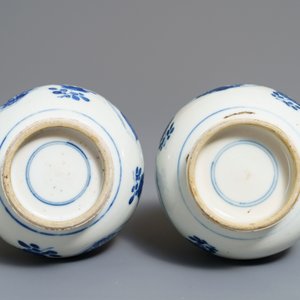 A pair of Chinese blue and white bottle vases, Kangxi — photo 5