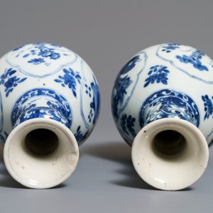 A pair of Chinese blue and white bottle vases, Kangxi — photo 6