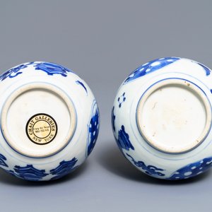 A pair of Chinese blue and white bottle vases, Kangxi — photo 5