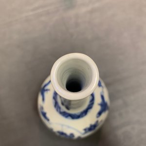 A pair of Chinese blue and white bottle vases, Kangxi — photo 8