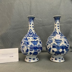 A pair of Chinese blue and white bottle vases, Kangxi — photo 10
