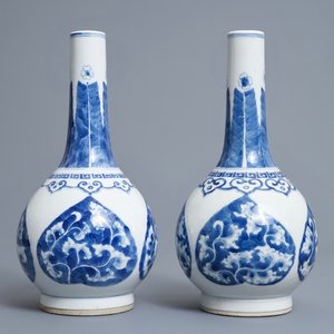 A pair of Chinese blue and white bottle vases, Kangxi mark, 19/20th C. — 照片 1