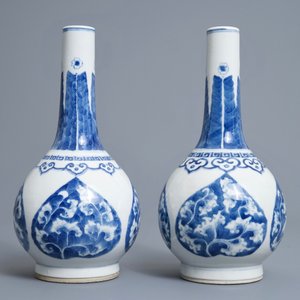 A pair of Chinese blue and white bottle vases, Kangxi mark, 19/20th C. — 照片 3