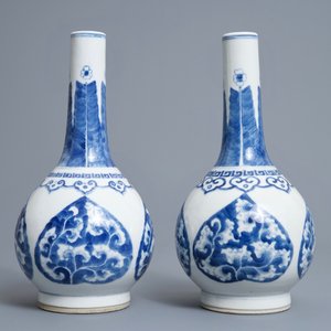 A pair of Chinese blue and white bottle vases, Kangxi mark, 19/20th C. — 照片 4
