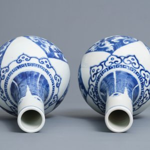 A pair of Chinese blue and white bottle vases, Kangxi mark, 19/20th C. — 照片 6