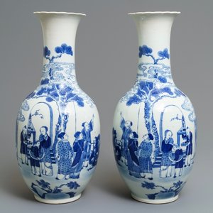A pair of Chinese blue and white bottle vases, Kangxi mark, 19th C. — 照片 1