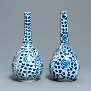 A pair of Chinese blue and white bottle vases with dragons, 19th C. — photo 3