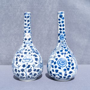 A pair of Chinese blue and white bottle vases with dragons, 19th C. — photo 9