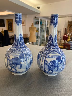 A pair of Chinese blue and white bottle vases with mythical animals, 19th C. — 照片 3
