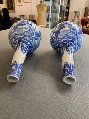 A pair of Chinese blue and white bottle vases with mythical animals, 19th C. — 照片 4