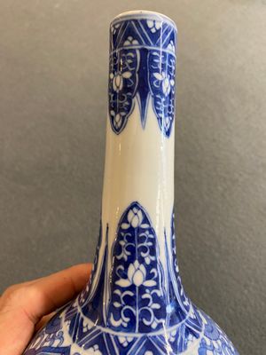 A pair of Chinese blue and white bottle vases with mythical animals, 19th C. — 照片 7