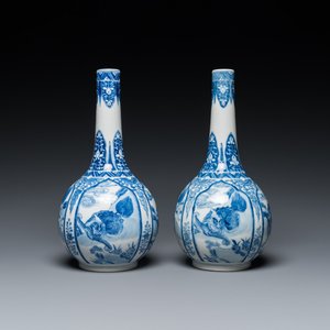 A pair of Chinese blue and white bottle vases with mythical animals, 19th C. — 照片 1