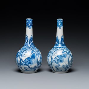 A pair of Chinese blue and white bottle vases with mythical animals, 19th C. — 照片 3
