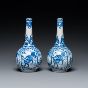A pair of Chinese blue and white bottle vases with mythical animals, 19th C. — 照片 4