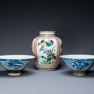 A pair of Chinese blue and white bowls and a famille verte vase, 19th C. — photo 1