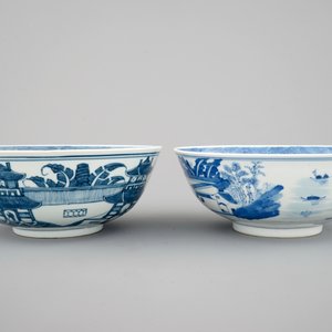 A pair of Chinese blue and white bowls decorated with landscapes, 19th C — photo 4