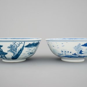 A pair of Chinese blue and white bowls decorated with landscapes, 19th C — photo 5