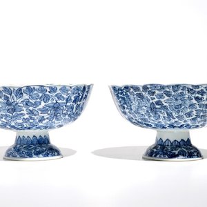 A pair of Chinese blue and white bowls on foot, Kangxi — photo 1