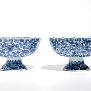 A pair of Chinese blue and white bowls on foot, Kangxi — photo 2