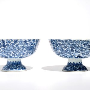 A pair of Chinese blue and white bowls on foot, Kangxi — photo 4