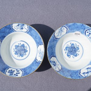 A pair of Chinese blue and white bowls, poss. for the Vietnamese market, Kangxi mark, 19th C. — 照片 10